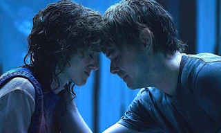 “Stranger Things” mùa 5 có gì mà khiến dàn diễn viên khóc “mất kiểm soát”?