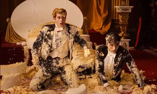 Phần 2 của Red, White & Royal Blue: Hoàng tử Anh cưới con trai Tổng thống Mỹ?