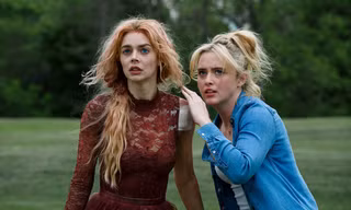 Ready or Not 2: Cô dâu xui xẻo trở lại chơi trốn tìm, hồi hộp và rất giải trí