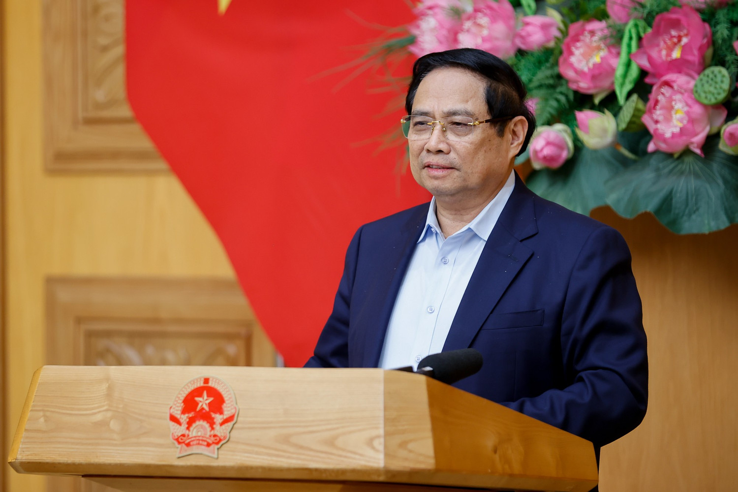 Thủ tướng: Không để thiếu xăng dầu, thiếu điện, thiếu năng lượng