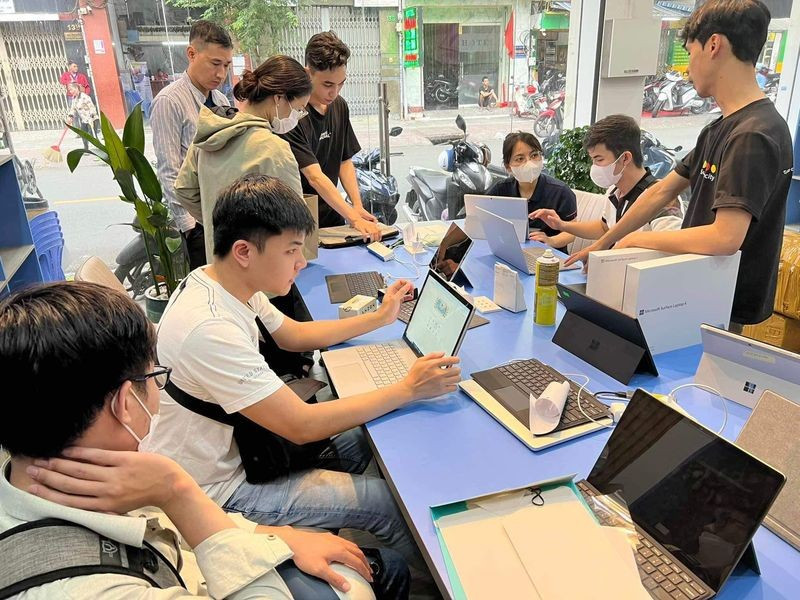 Kh&aacute;ch h&agrave;ng h&agrave;i l&ograve;ng tại SurfaceCity