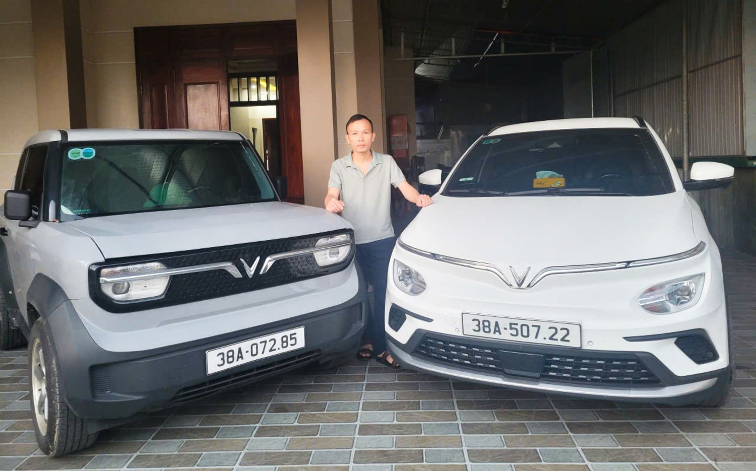 Hai chiếc xe điện VinFast VF e34 v&agrave; VF 3 của gia đ&igrave;nh anh Minh