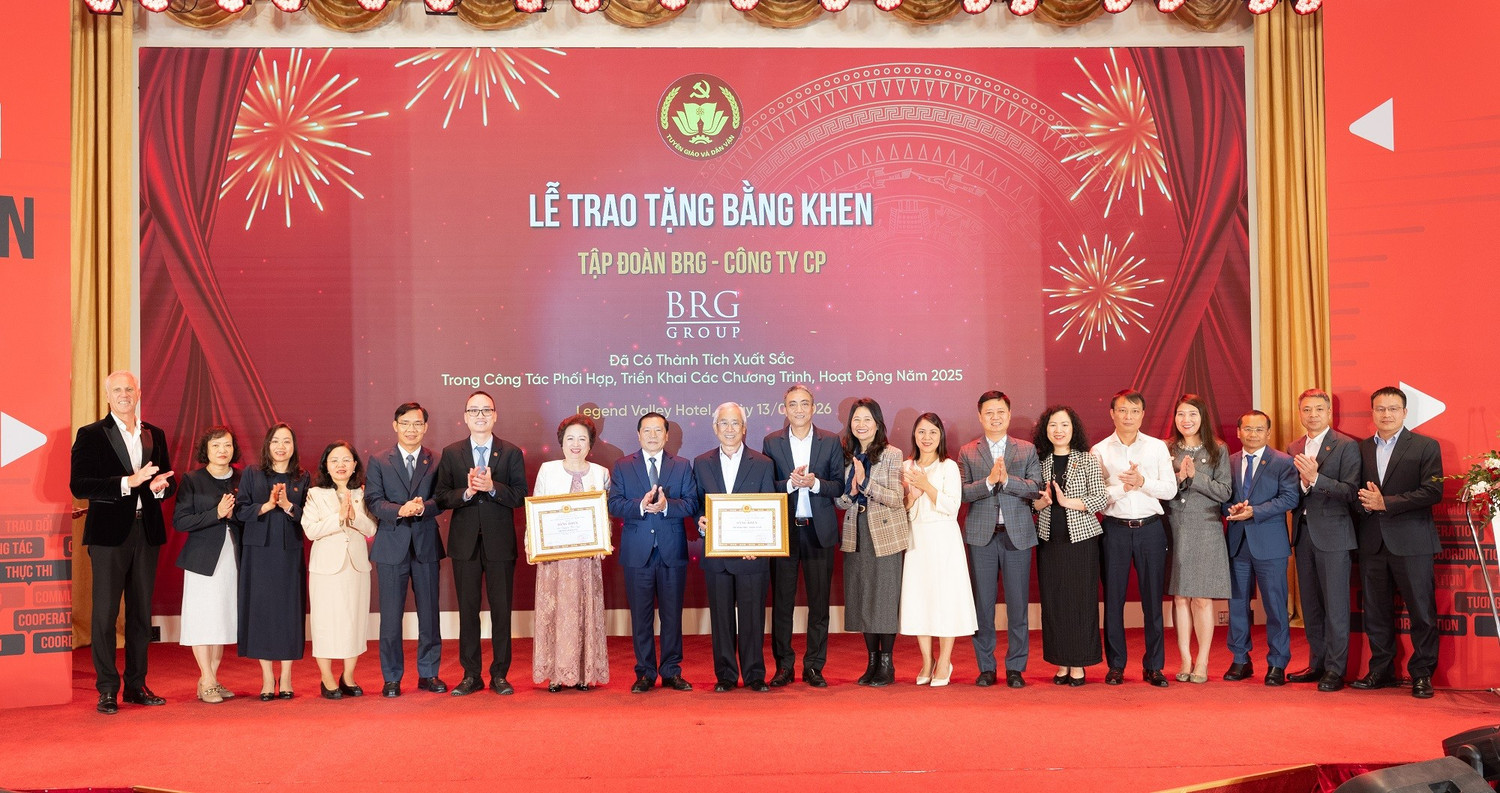 &Ocirc;ng Lại Xu&acirc;n M&ocirc;n trao Bằng khen tập thể cho Ban L&atilde;nh đạo Tập đo&agrave;n BRG