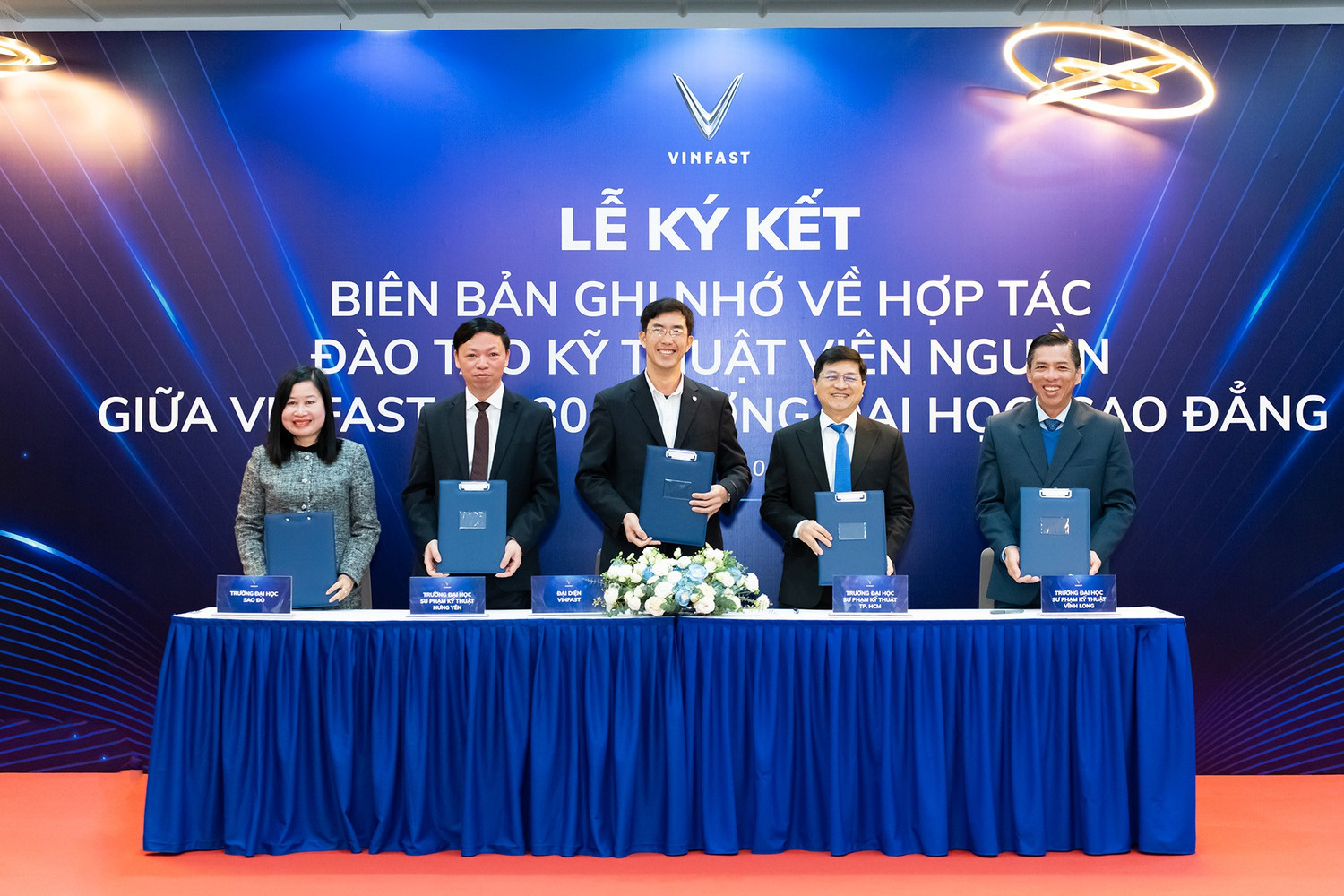 Sinh vi&ecirc;n thực h&agrave;nh sửa chữa xe &ocirc; t&ocirc; điện tại ph&ograve;ng th&iacute; nghiệm VinFast