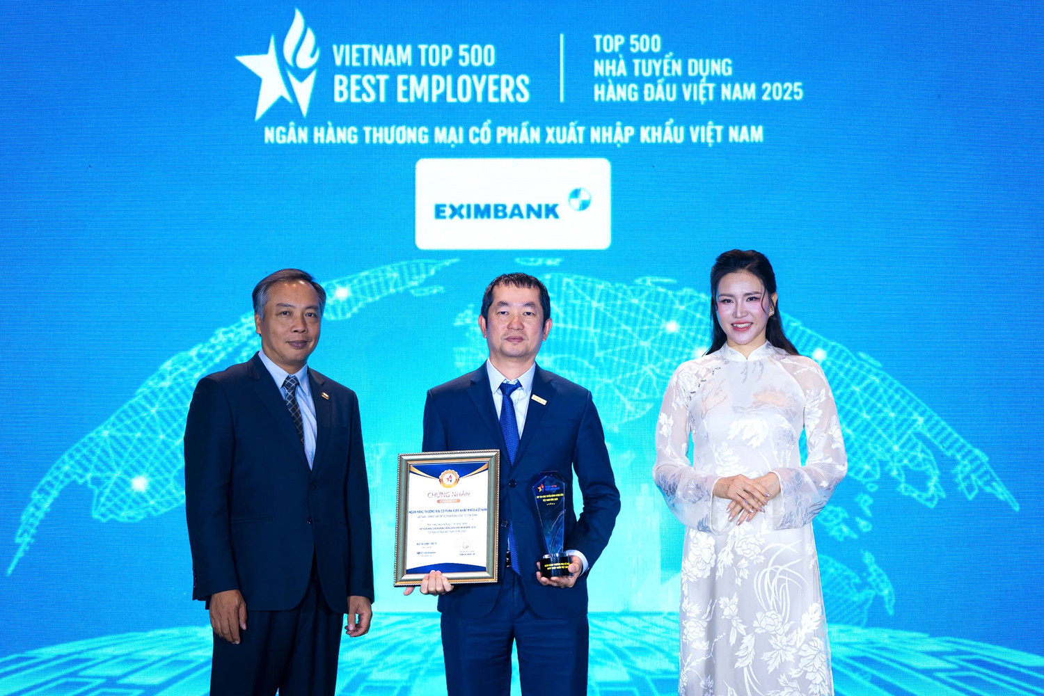 Ông Nguyễn Hướng Minh – Phó TGĐ Eximbank (đứng giữa) nhận giải thưởng “Top 10 nơi làm việc tốt nhất Việt Nam 2025” từ Ban tổ chức. Ông Nguyễn Hướng Minh – Phó TGĐ Eximbank nhận giải thưởng “Top 10 nơi làm việc tốt nhất Việt Nam 2025”
