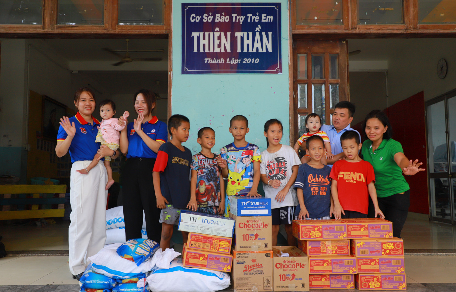 Trao quà cho các em mồ côi tại Cơ sở bảo trợ trẻ em Thiên Thần Trao quà cho các em mồ côi tại Cơ sở bảo trợ trẻ em Thiên Thần