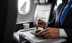 Bữa ăn cao cấp trên máy bay bị chê như 'thịt in 3D', hãng phải xin lỗi