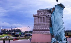 Tượng 'Nữ thần Tự do' sụp đổ trong cơn bão dữ dội 