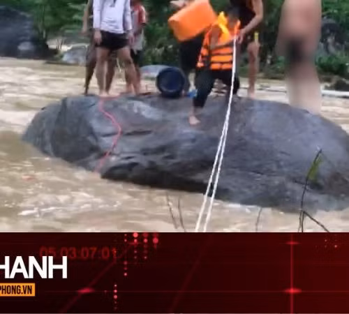 TIN NHANH: Nghẹt thở giải cứu 3 người mắc kẹt giữa dòng lũ đổ về hồ thủy điện