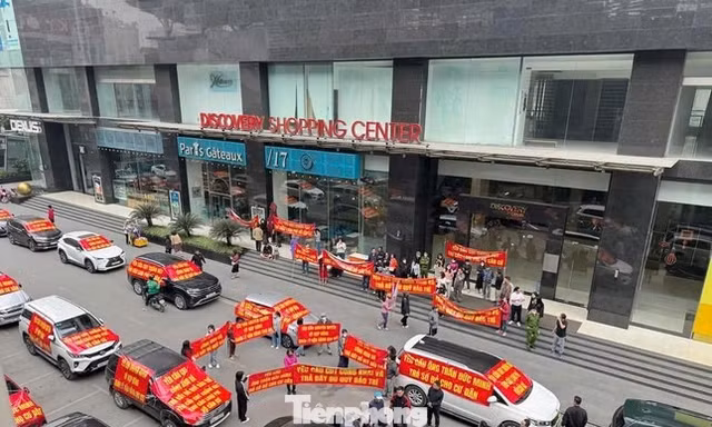 Nhiều khu chung cư Hà Nội đỏ mắt chờ 'sổ hồng'