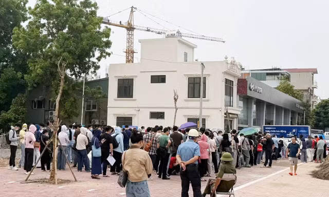 Tái diễn cảnh xếp hàng nộp hồ sơ mua NƠXH tại Hà Nội