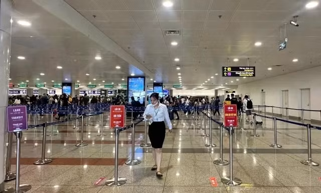 Từ nay khách Việt có làn xuất nhập cảnh riêng tại sân bay Nội Bài