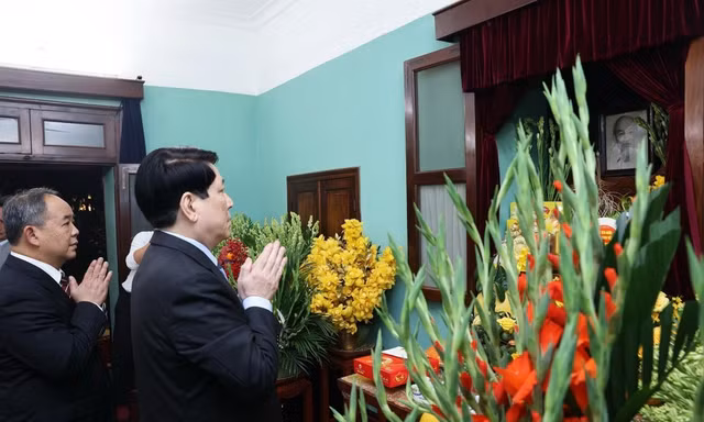 Chủ tịch nước dâng hương tưởng niệm Chủ tịch Hồ Chí Minh