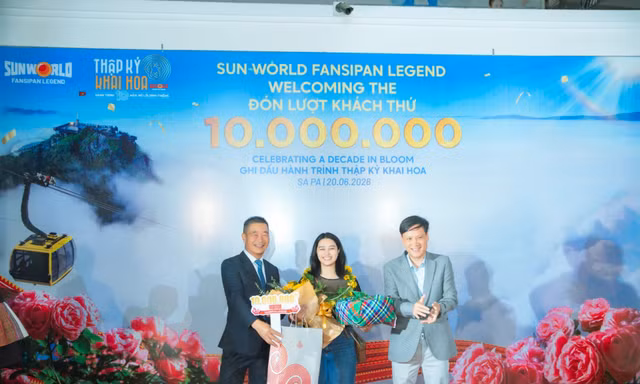 Vị khách thứ 10 triệu tại Fansipan nhận phần quà trị giá hơn 20 triệu đồng