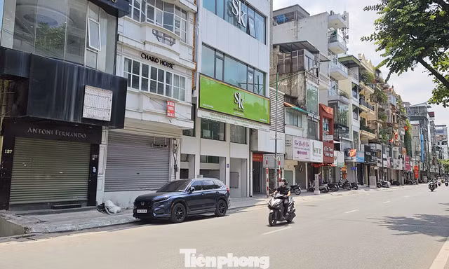Lý do nhiều tuyến phố 'hái ra tiền' ở Hà Nội 'cửa đóng then cài'
