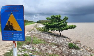 Nhiều khu vực đê biển Tây Cà Mau được cảnh báo sạt lở nguy cơ rất cao.