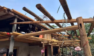 Dông lốc mưa đá làm tốc, hỏng hàng chục ngôi nhà, Chủ tịch tỉnh Lào Cai chỉ đạo khẩn