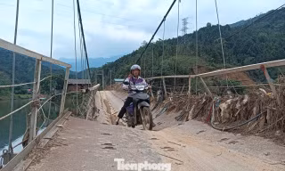 Kinh hãi cảnh người dân liều mình đi lại trên cầu treo vẹo vọ ở Lào Cai 