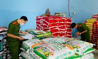 Cà Mau thu giữ lượng lớn phân bón, chế phẩm nuôi thuỷ sản không rõ nguồn gốc