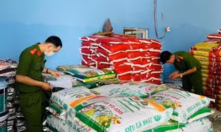 Cà Mau thu giữ lượng lớn phân bón, chế phẩm nuôi thuỷ sản không rõ nguồn gốc