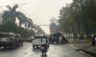 Tấm pano cỡ lớn đổ xuống đường, nhiều người bị thương