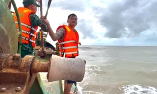 Chìm tàu cá, 2 ngư dân trôi dạt trên biển