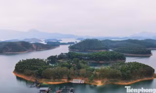 Người dân mưu sinh trên lòng hồ Thác Bà.