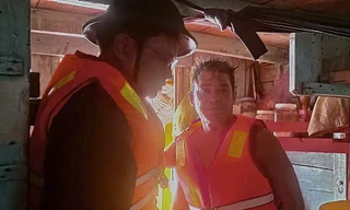 Cứu ngư dân bị chìm tàu trên biển Cà Mau