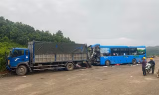 Xe khách lao vào xe tải trên cao tốc, lái xe tử vong, 5 người bị thương
