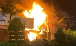 Vụ cháy lớn thiêu rụi một tiệm mì cay