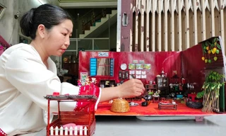 Người phụ nữ dùng giấy bìa, tăm tre... làm mô hình nhà đậm chất ký ức miền Tây 