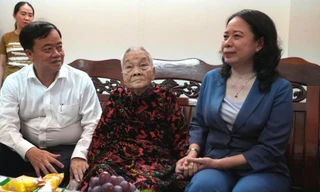 Phó Chủ tịch nước Võ Thị Ánh Xuân thăm, tặng quà người có công tại Cà Mau