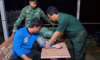 Tàu cá bị sóng đánh chìm, 4 thuyền viên trôi dạt được cứu