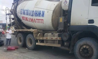 Xe máy va chạm xe trộn bê tông khiến người phụ nữ tử vong