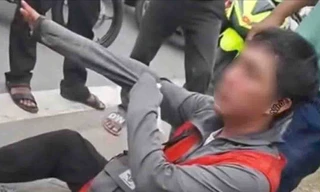 Nam shipper bị đánh chảy máu mũi vì không cho khách kiểm tra hàng