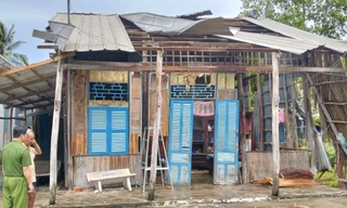 Dông lốc làm sập, tốc mái hơn 40 căn nhà tại Cà Mau