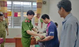 Cà Mau tặng quà cho người dân giao nộp kích điện, vật liệu nổ bắt cá tận diệt