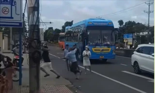 Khách trên xe đò và tài xế xe con đuổi đánh nhau giữa Quốc lộ 1