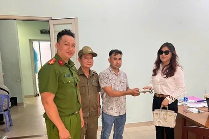 Người phụ nữ ở TPHCM trả lại 50 triệu đồng nhặt được 