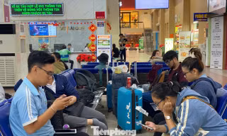 Hành khách vật vờ tại ga Sài Gòn sau sự cố sà lan tông cầu Ghềnh