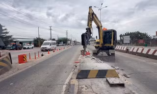 TPHCM tháo dỡ trạm thu phí T3 trên Quốc lộ 51