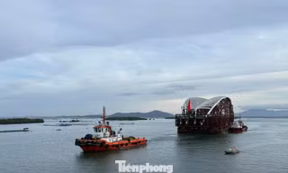 Nhịp cầu đi bộ 3.400 tấn bắt đầu hành trình 124km về Bến Bạch Đằng