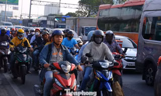 Ùn ùn rời thành phố nghỉ lễ, cửa ngõ TPHCM đông nghịt từ sáng sớm