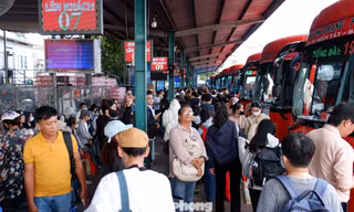 Dòng người đổ về Bến xe Miền Tây