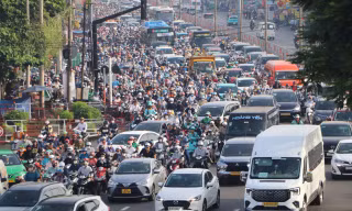 Cửa ngõ Đông Bắc TPHCM vẫn ùn tắc dù phân luồng mới 
