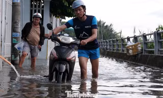 Triều cường vượt 1,7 m, khu dân cư TPHCM chìm trong nước