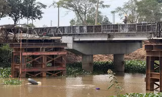 Xe quá tải làm sập cầu ở Tây Ninh