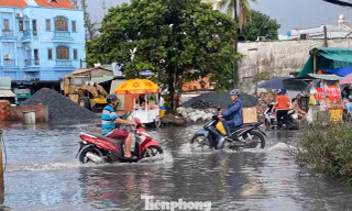 Triều cường kết hợp mưa lớn, người dân TPHCM chật vật giữa biển nước 
