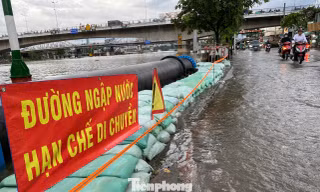 Triều cường dâng cao, người dân 'ngụp lặn' giữa biển nước
