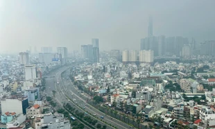 Bầu trời TPHCM đục ngầu, nồng độ bụi mịn vượt ngưỡng nhiều lần